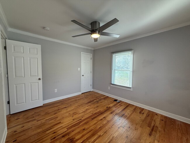 Building Photo - Renovated 3 bedroom 2 bathroom home with l...