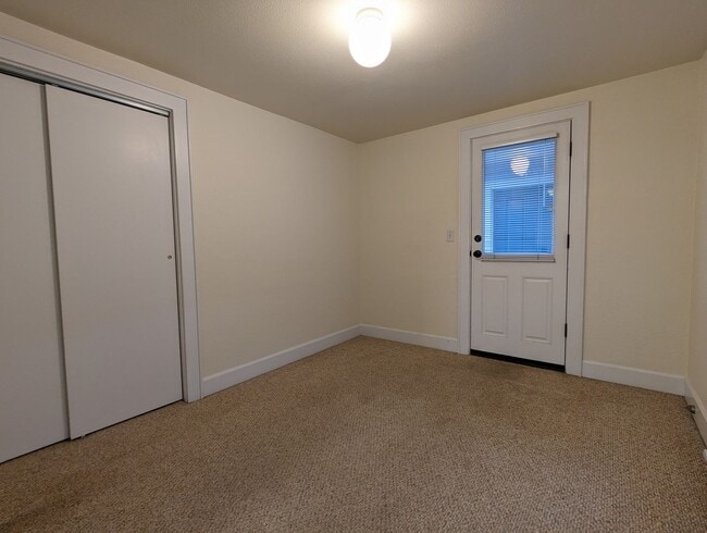 Building Photo - Spacious 2-Bedroom, 1-bath Home Close To Owen Rose Gardens!