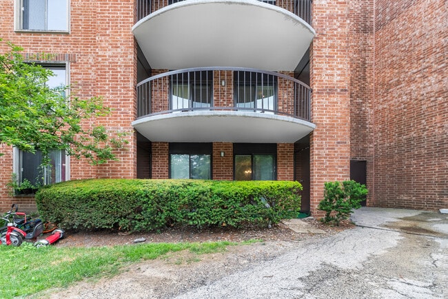 Building Photo - 1405 E Central Rd