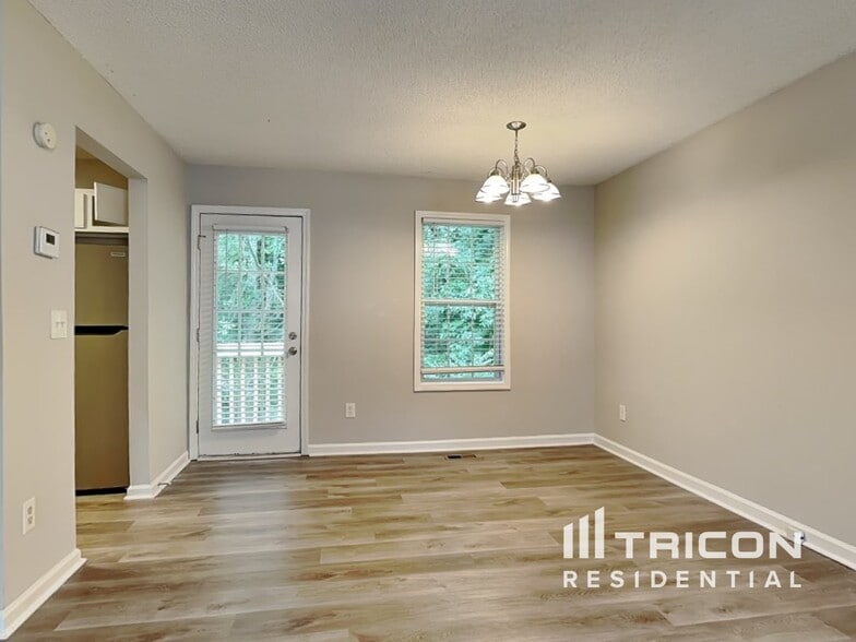 Building Photo - 372 River Trace Dr
