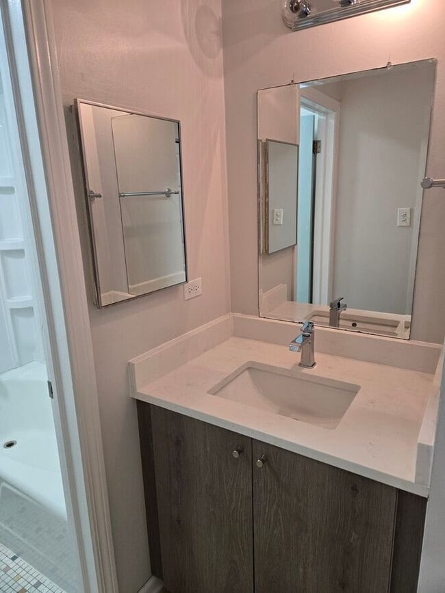 Building Photo - 1917 W 103rd St