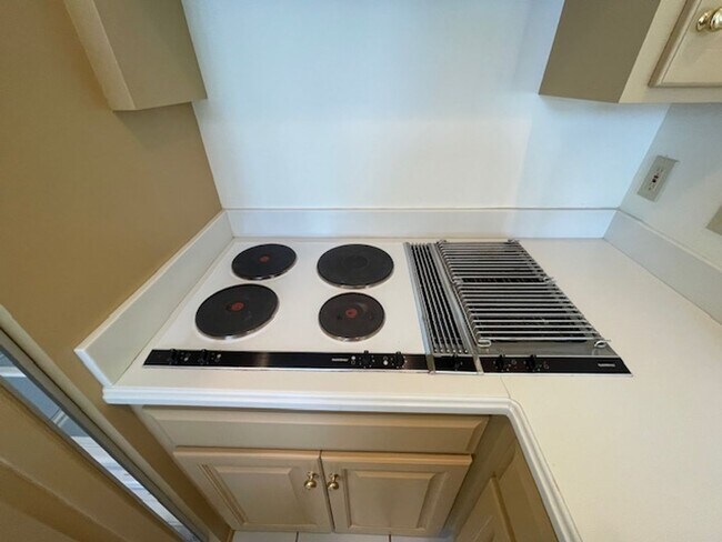 Building Photo - Private location overlooking Smiths Bay *2Bed*3bath