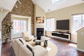Building Photo - Beautiful Three Bedroom in Washington Square West