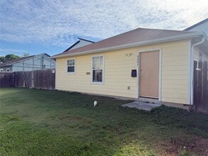 Building Photo - 9307 Coffee St