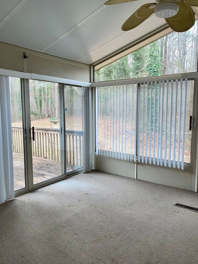 Building Photo - Spacious Updated 3 Bed/2 Bath Situated on a Private Lot!