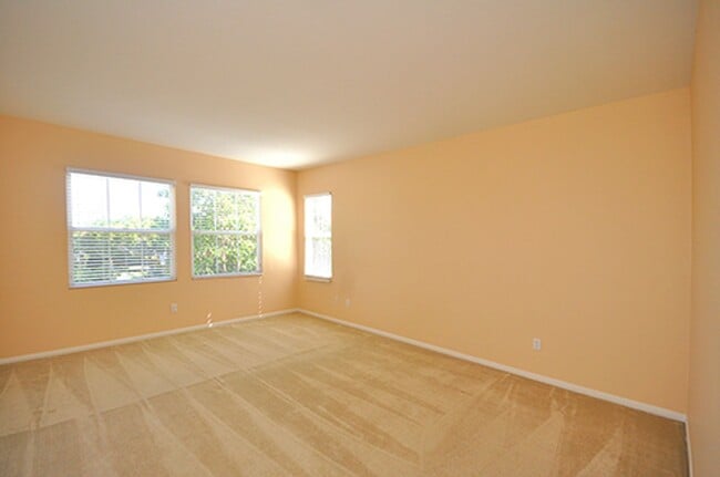 Building Photo - Spacious 5 Bedroom Family Home in Rancho del Oro!