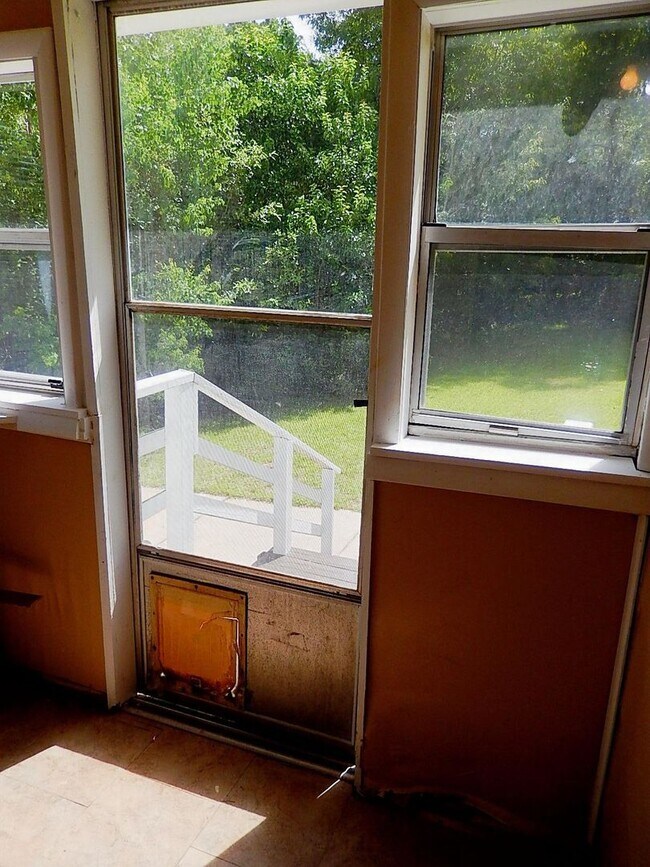 Building Photo - QUAINT Quincy 3/1 w/ Wood Floors, Sunroom, W/D, Large Yard, & New AC! $1100/month Avail May 6th!