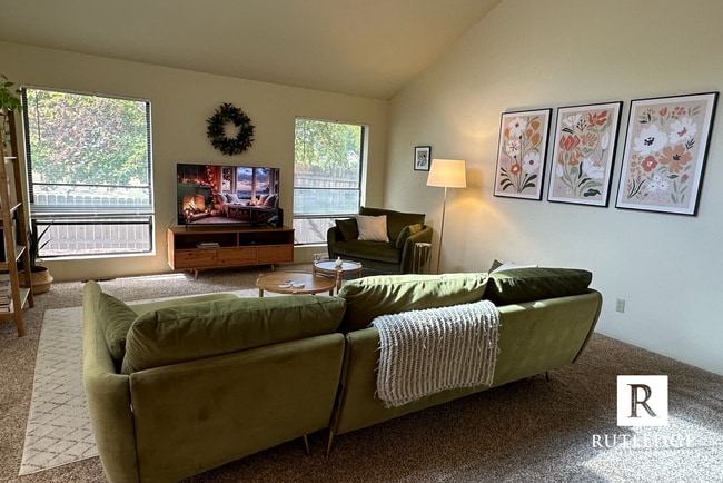 Building Photo - Spacious 3 Bedroom, 2 Bath Home in a Quiet...