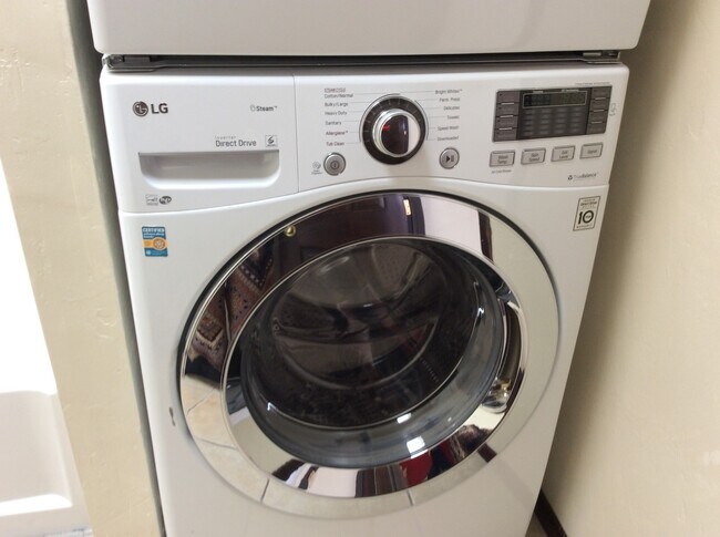 Building Photo - 2 Bdrm/1Ba Duplex, A/C, washer & dryer Centrally located