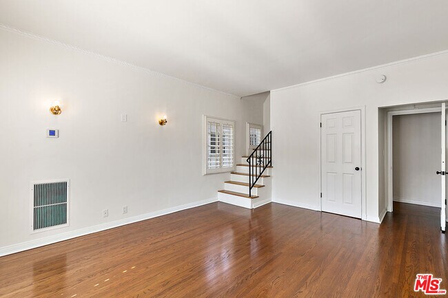 Building Photo - 918 1/2 Serrano Ave