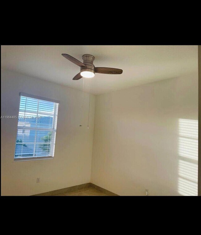 Building Photo - 557 NE 5th Pl