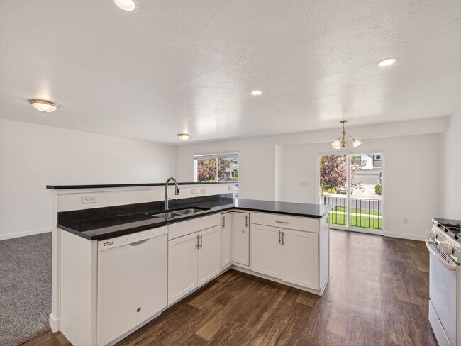 Building Photo - 98 E Harmony Ct