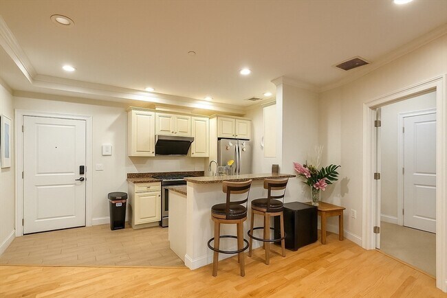 Building Photo - 463 Rutherford Ave