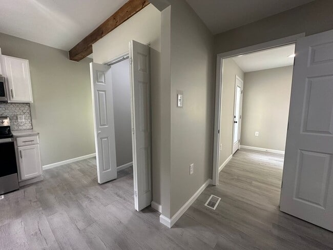 Building Photo - 607 New River Dr