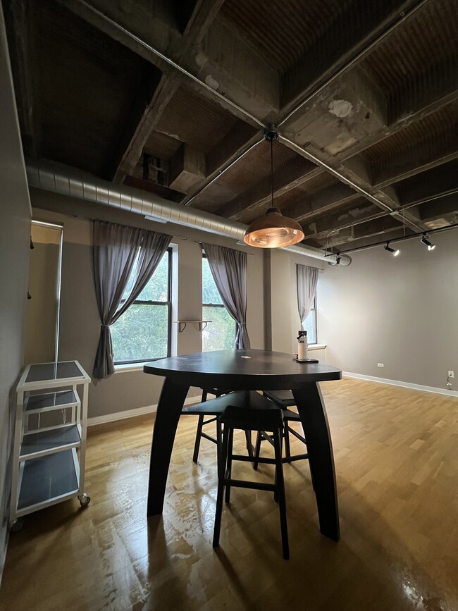 Building Photo - 3150 N Sheffield Ave