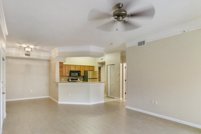 Building Photo - 3205 Myrtlewood Cir E