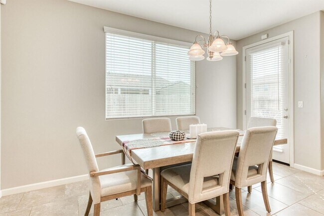 Building Photo - Beautiful 4 Bedroom 2.5 Baths in Clovis