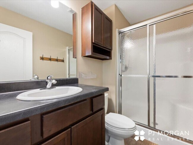 Building Photo - 3 Bedroom , 2 Bathroom House - Available I...