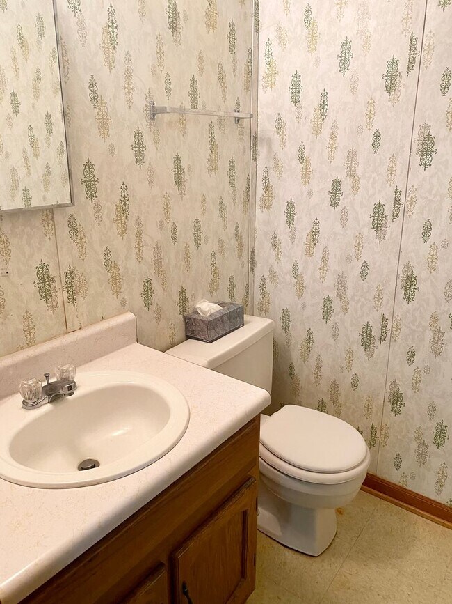 Building Photo - 3 BR house on quiet street