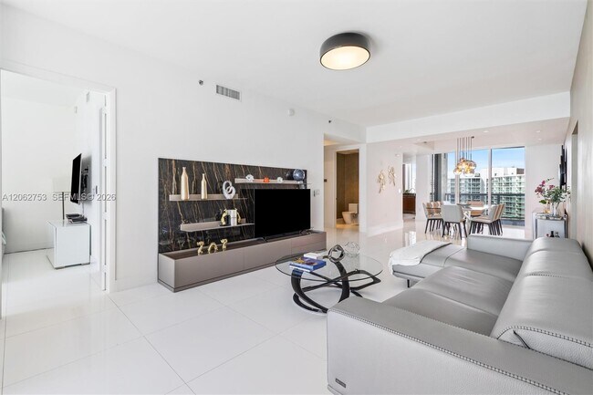 Building Photo - 15811 Collins Ave