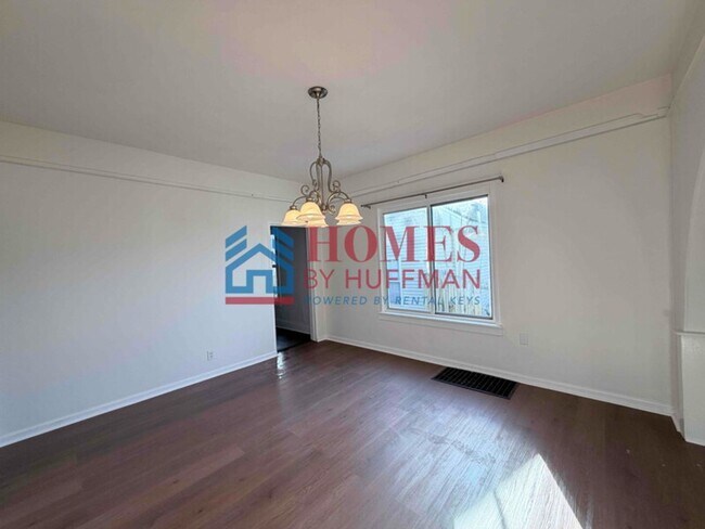 Building Photo - Three Bedroom House | Move In Ready!