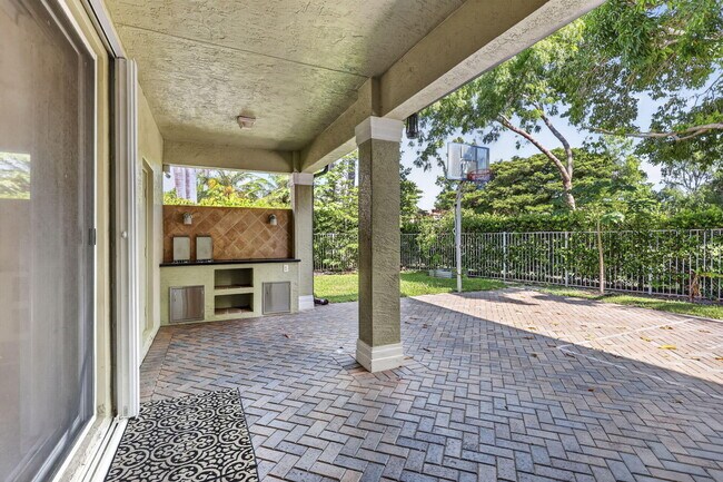 Building Photo - 9479 Sedgewood Dr