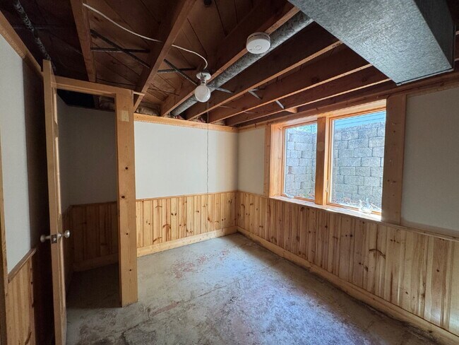 Building Photo - Charming 3-Bed Oasis with Fireplace & Finished Basement in Richfield!