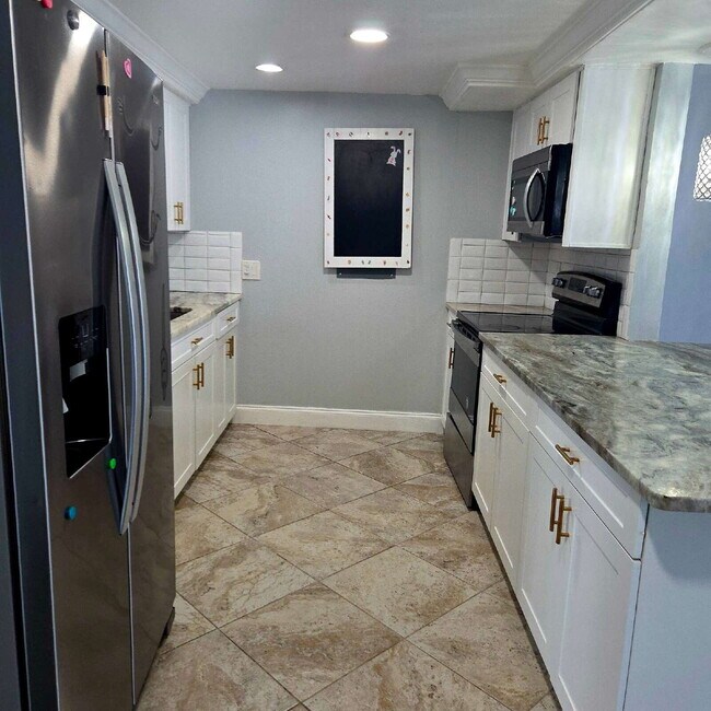 Building Photo - This gorgeous 2/1 house has been remodeled gourmet chef's kitchen, shaker cabinets, granite count...