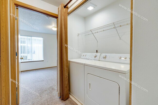 Building Photo - Spacious Pet-Friendly Ground Level Unit w/ Parking Included!