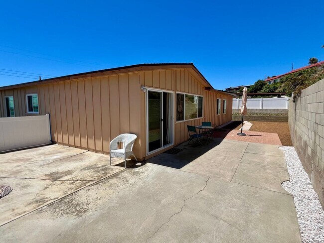 Building Photo - 4 Bedroom 2.5 Bathroom Home, Newly renovat...