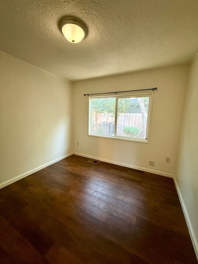 Building Photo - 3 Bedroom 1 Bath House!