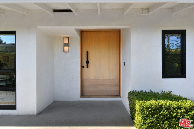 Building Photo - 2145 Linda Flora Dr