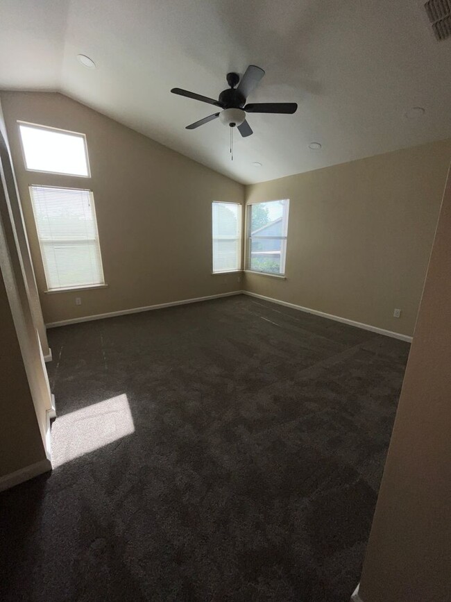 Building Photo - 4BR/2.5 BA / 1914 SF | New Carpet | Tenant...
