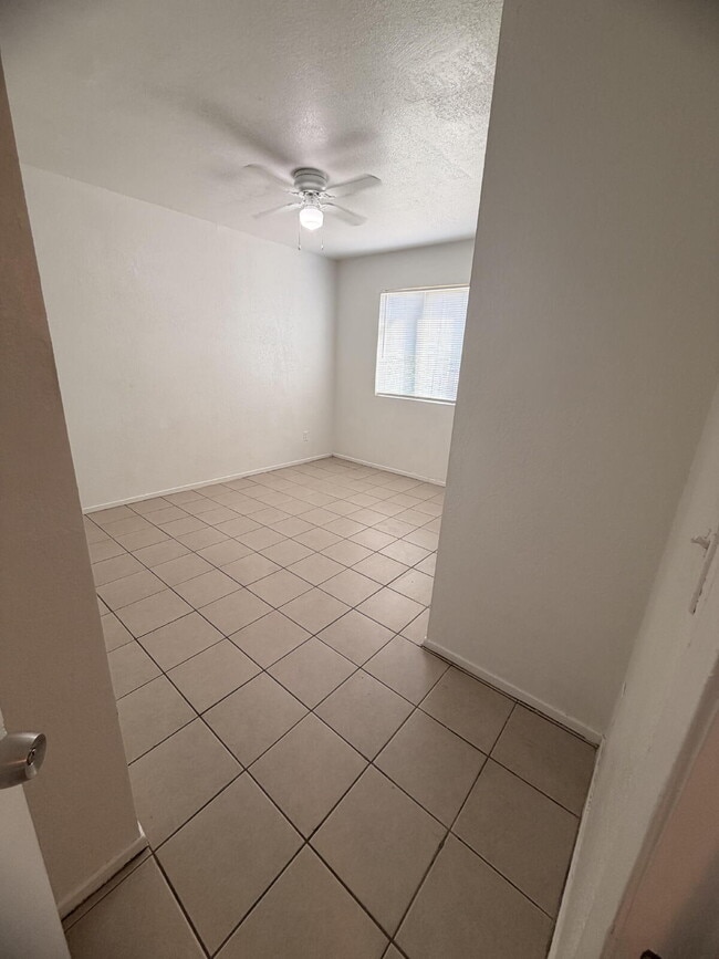 Building Photo - Spacious 3 Bed / 1 Bath Apartment with Open Layout & In-Unit Laundry