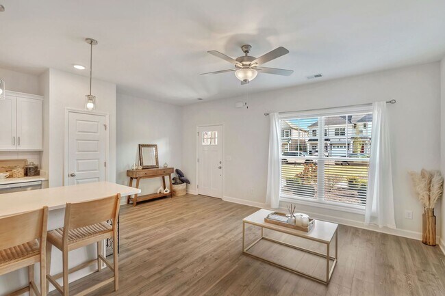 Building Photo - Hendersonville Townhome