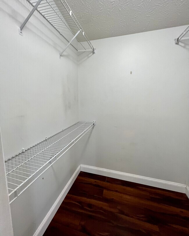 Building Photo - 8859 Eagleview Dr