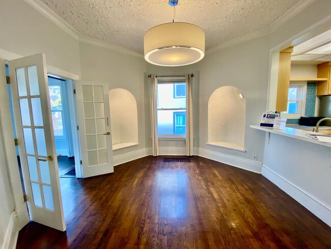 Building Photo - Awesome 4BD/3BA in prime Uptown! Remodeled w/ HGTV! Avail. May 1st!
