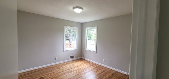 Building Photo - Move In Ready Home- Close to 95 - Easy Commute to local Shopping, Restaurants, and Interstate.