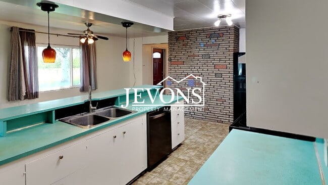 Building Photo - Inviting 2-bedroom with a fully fenced lar...