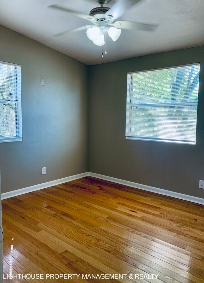 Building Photo - Large 4 Bed/1.5 Home with New Kitchen!