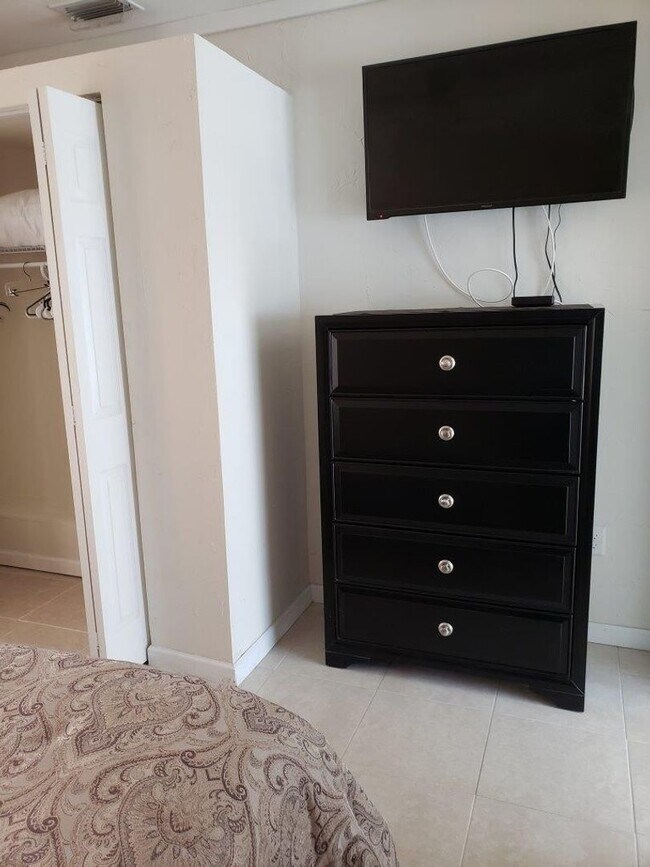 Building Photo - 2BR/2BA Venice Island Duplex Available April 2026