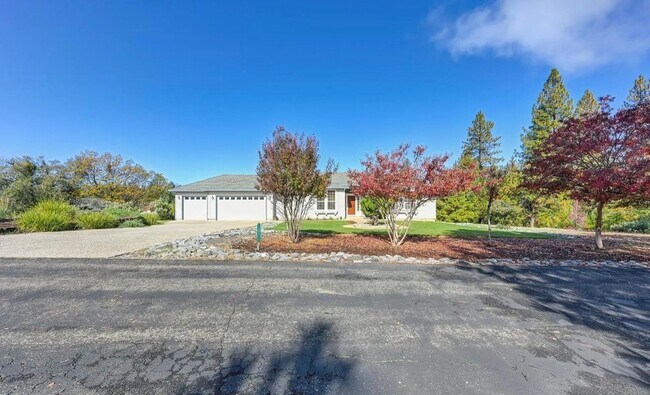 Building Photo - Beautiful 3 bedroom 2 bathroom Home in Beautiful Weimar!