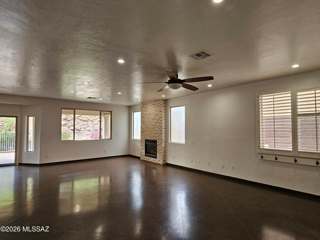 Building Photo - 4389 N Sunset Cliff Dr