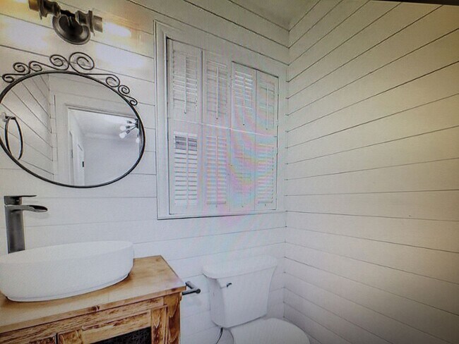 Building Photo - 3 Bed  2 1/2 Bath