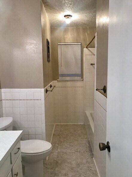 Building Photo - 613 NW Sandra Ln