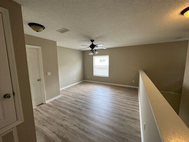 Building Photo - Lovely  3/2.5 Home w/ 2nd floor loft and f...