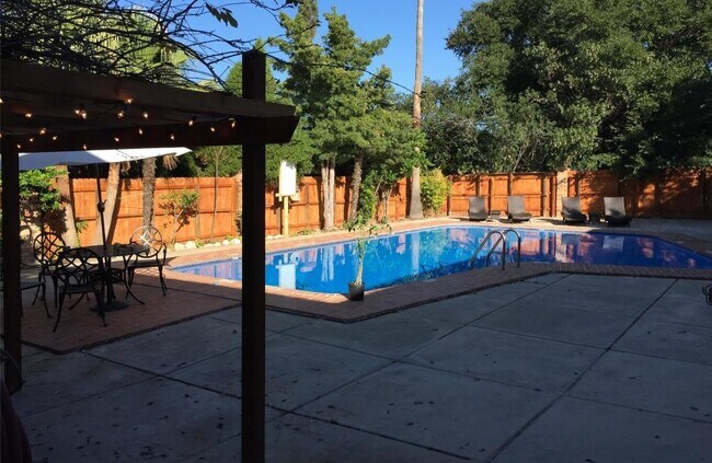 Building Photo - 2118 Edgehill Dr