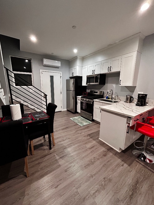 Building Photo - 710 N Fuller Ave