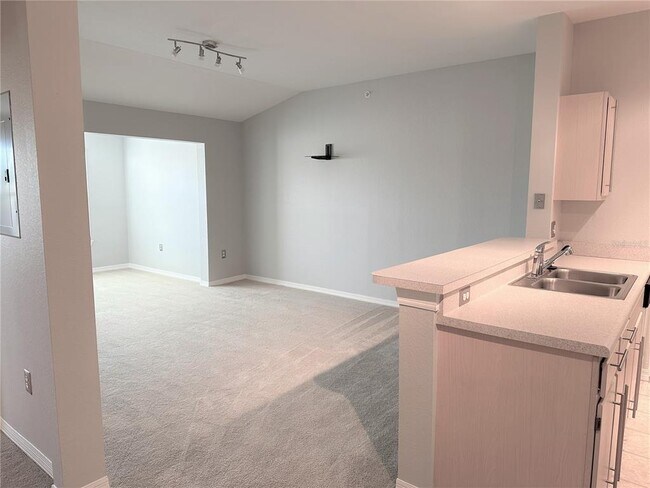 Building Photo - 5475 Vineland Rd
