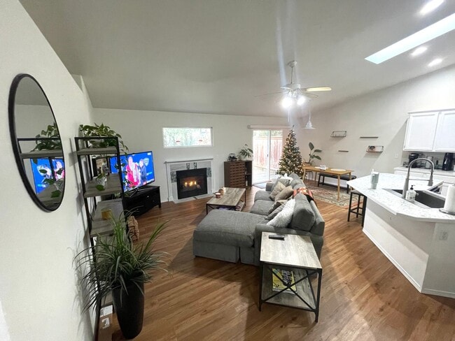 Building Photo - Remodeled 3-Bedroom Duplex Home in North G...